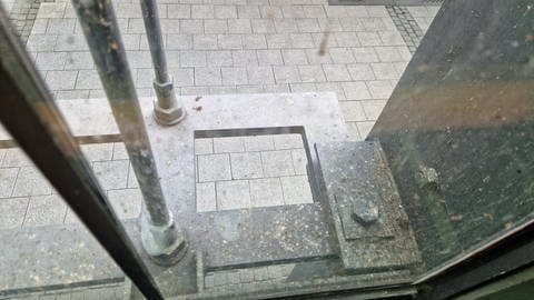 Taubenkot in einem Parkhaus - die Stadt Ulm will drei Taubenhäuser bauen, um die Probleme mit Tauben in der Innenstadt in den Griff zu bekommen. 