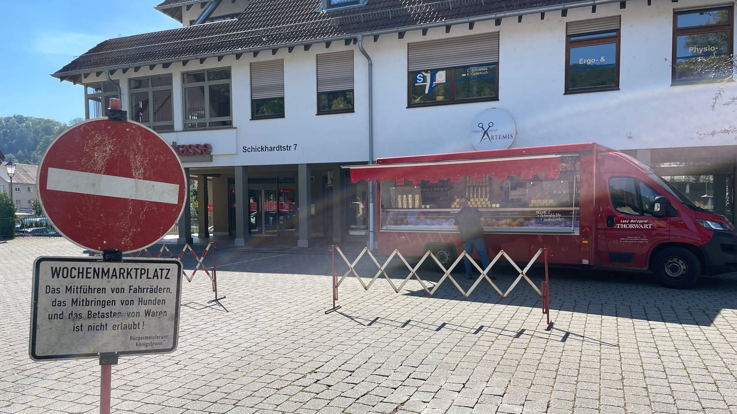 Ein Schild weist auf den Wochenmarkt in Königsbronn hin. Nur ein Stand ist übrig geblieben.