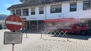 Ein Schild weist auf den Wochenmarkt in Königsbronn hin. Nur ein Stand ist übrig geblieben. 