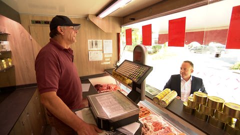 Metzger Peter Thorwart auf dem Königsbronner Wochenmarkt. Er hat den letzten verbliebenen Stand. Die Kunden geben ihm ein gutes Gefühl, sagt der 54-Jährige. 