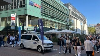 Der Ü-Wagen steht zur Kulturnacht vor dem SWR Studio in Ulm in der Fußgängerzone - umringt von Menschen.