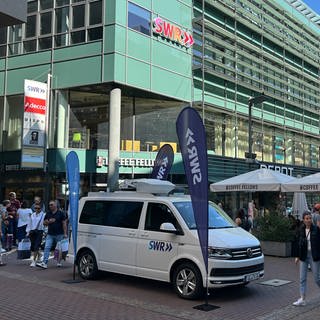 Der Ü-Wagen steht zur Kulturnacht vor dem SWR Studio in Ulm in der Fußgängerzone - umringt von Menschen.