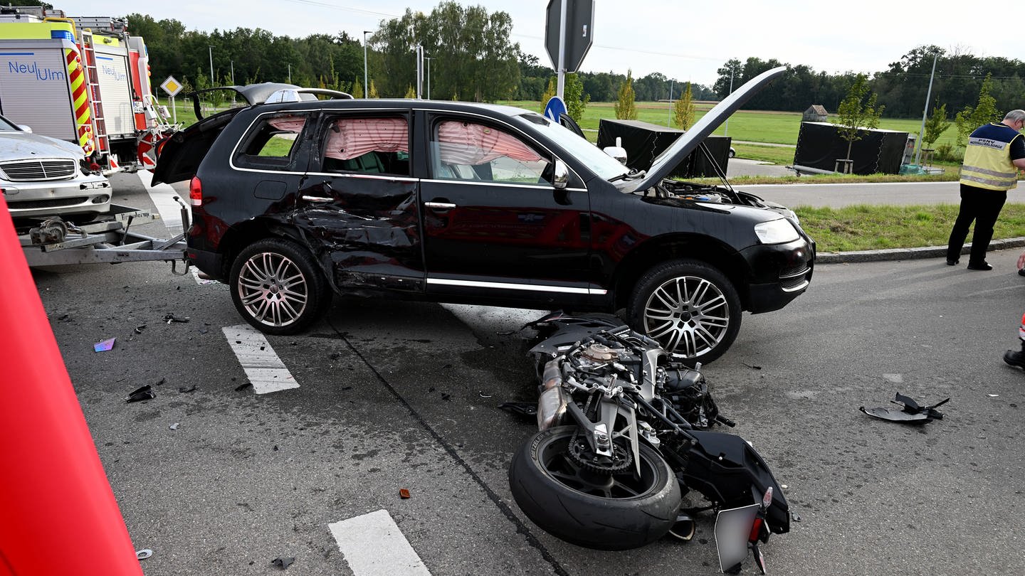 Tödliche Kollision zwischen Motorrad und Auto: Ein Motorradfahrer ist bei dem Unfall an der Abfahrt zur B10 nahe Burlafingen ums Leben gekommen.