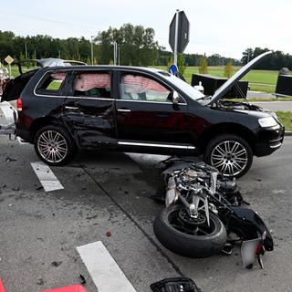 Tödliche Kollision zwischen Motorrad und Auto: Ein Motorradfahrer ist bei dem Unfall an der Abfahrt zur B10 nahe Burlafingen ums Leben gekommen. 