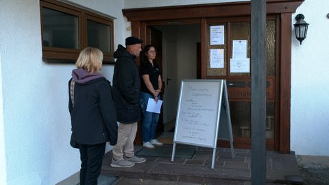 Patientinnen und Patienten warten vor der neuen Hausarztpraxis in Elchingen, die nach der Insolvenz eröffnet hat. 