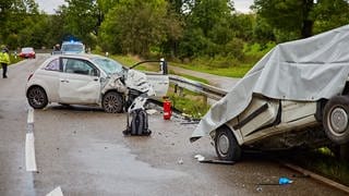 Bei einem Unfall am Freitagnachmittag sind bei Giengen an der Brenz drei Menschen schwer verletzt worden.