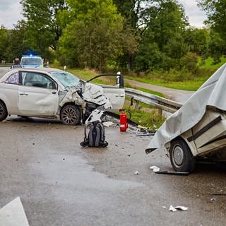 Bei einem Unfall am Freitagnachmittag sind bei Giengen an der Brenz drei Menschen schwer verletzt worden.