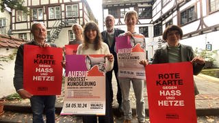 Aktivisten mit Plakaten auf einer Treppe - sie organisieren den Protest gegen ein Treffen der AfD. Sie will in der Ulm Messe im Oktober und November ihren Landesparteitag abhalten.