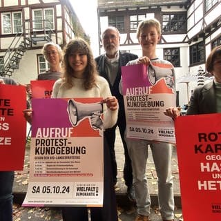 Aktivisten mit Plakaten auf einer Treppe - sie organisieren den Protest gegen ein Treffen der AfD. Sie will in der Ulm Messe im Oktober und November ihren Landesparteitag abhalten.