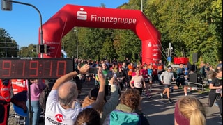 Bestes Lauf-Wetter beim Start zum 20. Einstein-Marathon in Ulm.