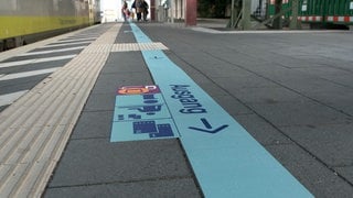 Eine Markierung auf dem Boden zeigt den Weg Richtung Ausgang am Ulmer Bahnhof. Die neue Wegführung um die geschlossene Bahnhofshalle soll durch die Linien vereinfacht werden.