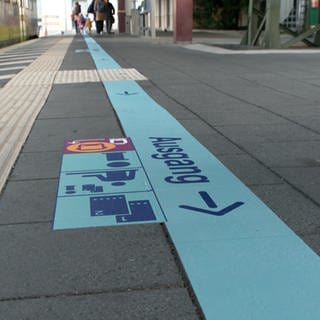 Eine Markierung auf dem Boden zeigt den Weg Richtung Ausgang am Ulmer Bahnhof. Die neue Wegführung um die geschlossene Bahnhofshalle soll durch die Linien vereinfacht werden.