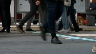 Viele Menschen laufen an den Gleisen des Ulmer Bahnhofs entlang, es sind nur ihre Füße zu sehen. Rund 40.000 Menschen kommen jedes Jahr durch den Bahnhof in Ulm. Nun bleibt die Bahnhofshalle für zwei Jahre geschlossen.