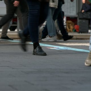 Viele Menschen laufen an den Gleisen des Ulmer Bahnhofs entlang, es sind nur ihre Füße zu sehen. Rund 40.000 Menschen kommen jedes Jahr durch den Bahnhof in Ulm. Nun bleibt die Bahnhofshalle für zwei Jahre geschlossen.