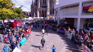 Erschöpft, aber glücklich: Zieleinlauf beim Einstein-Marathon am Münsterplatz.