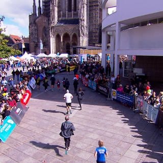 Erschöpft, aber glücklich: Zieleinlauf beim Einstein-Marathon am Münsterplatz.