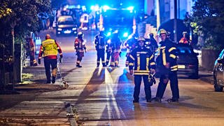 Feuerwehrmänner in voller Montur bei Nacht im Einsatz in Niederstotzingen - Suche nach Ursache des Stromausfalls