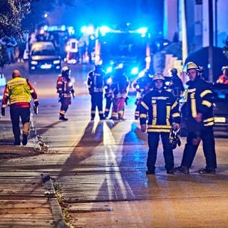 Feuerwehrmänner in voller Montur bei Nacht im Einsatz in Niederstotzingen - Suche nach Ursache des Stromausfalls