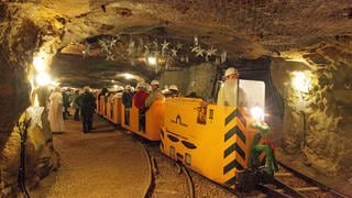 Mit der Bahn unter Tage zum Weihnachtsmarkt im Bergwerk Tiefer Stollen in Aalen-Wasseralfingen - der steht in diesem Jahr jedoch auf der Kippe. (Archivbild)