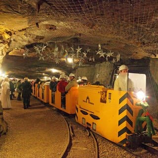 Mit der Bahn unter Tage zum Weihnachtsmarkt im Bergwerk Tiefer Stollen in Aalen-Wasseralfingen - der steht in diesem Jahr jedoch auf der Kippe. (Archivbild)