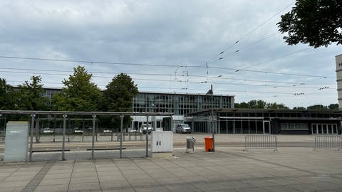 Der Eingang der Ulm Messe, davor Haltestellenhäuschen: Die Haltestelle vor der Messe Ulm: Die Straßenbahnen halten hier am Samstag und Sonntag während des AfD-Parteitags nicht.