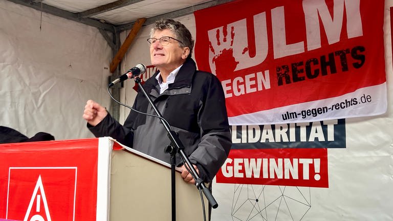 Der Landesbischof und ehemalige Dekan des Ulmer Münsters, Ernst-Wilhelm Gohl, spricht auf der Kundgebung gegen den AfD-Parteitag in Ulm. 