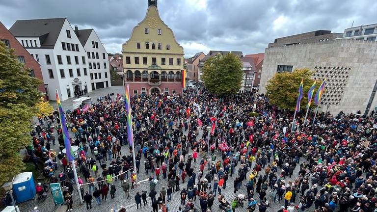 Tausende Menschen demonstrierten gegen den AfD-Parteitag in Ulm bei einer abschließenden Kundgebung auf dem Ulmer Weinhof. 