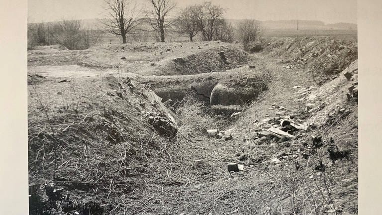 Ein Foto aus den 60er Jahren: Überreste des Infanteriestützpunkts Spitzäcker bevor er vollständig zugeschüttet wurde und darüber der Sportplatz des SC Lehr errichtet wurde. 