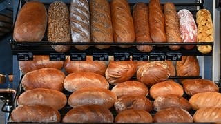 Brote liegen in der Bäckerei Mäschle ab Donnerstag wieder im Regal. Die Bäckerei aus Laupheim ist insolvent, kann aber weitermachen. Ab Donnerstag sollen sechs der 14 Filialen wieder öffnen. (Symbolbild)