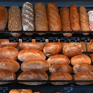 Brote liegen in der Bäckerei Mäschle ab Donnerstag wieder im Regal. Die Bäckerei aus Laupheim ist insolvent, kann aber weitermachen. Ab Donnerstag sollen sechs der 14 Filialen wieder öffnen. (Symbolbild)