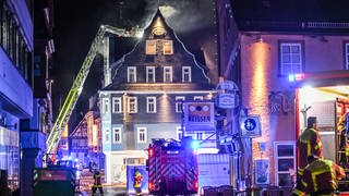 Die Drehleiter der Feuerwehr reicht bis zum obersten Stock. Im Inneren des Obergeschosses glüht es. In der Nacht auf Dienstag hat es in der Innenstadt von Aalen gebrannt. Der Dachstuhl eines historischen Gebäudes in der Fußgängerzone hatte gebrannt.