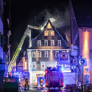 Die Drehleiter der Feuerwehr reicht bis zum obersten Stock. Im Inneren des Obergeschosses glüht es. In der Nacht auf Dienstag hat es in der Innenstadt von Aalen gebrannt. Der Dachstuhl eines historischen Gebäudes in der Fußgängerzone hatte gebrannt.