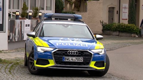 Ein Polizeiauto steht auf dem Gehweg. Die Beamten sind auf Streife vor der Martinskirche in Langenau, wo seit Monaten Psychoterror gegen einen Pfarrer und seine Gemeinde ausgeübt wird. 