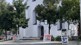 Vor der Martinskirche in Langenau hängen Plakate gegen Israel. Mehrere Störer bedrängen zudem Pfarrer Ralf Sedlak und die Gemeinde seit Monaten. 