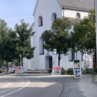 Vor der Martinskirche in Langenau hängen Plakate gegen Israel. Mehrere Störer bedrängen zudem Pfarrer Ralf Sedlak und die Gemeinde seit Monaten. 