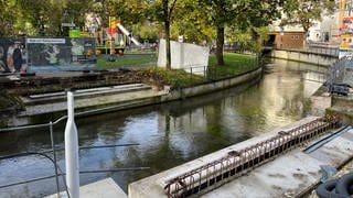 Hier an der Blau in Ulm soll die "Ökobrücke" eingesetzt werden. Einen Termin gibt es noch nicht. Der Bund der Steuerzahler kritisiert in seinem aktuellen "Schwarzbuch" zu Steuerverschwendungen die Stadt Ulm für den Fußgängersteg, der doppelt so teuer werden soll wie ursprünglich geplant.  