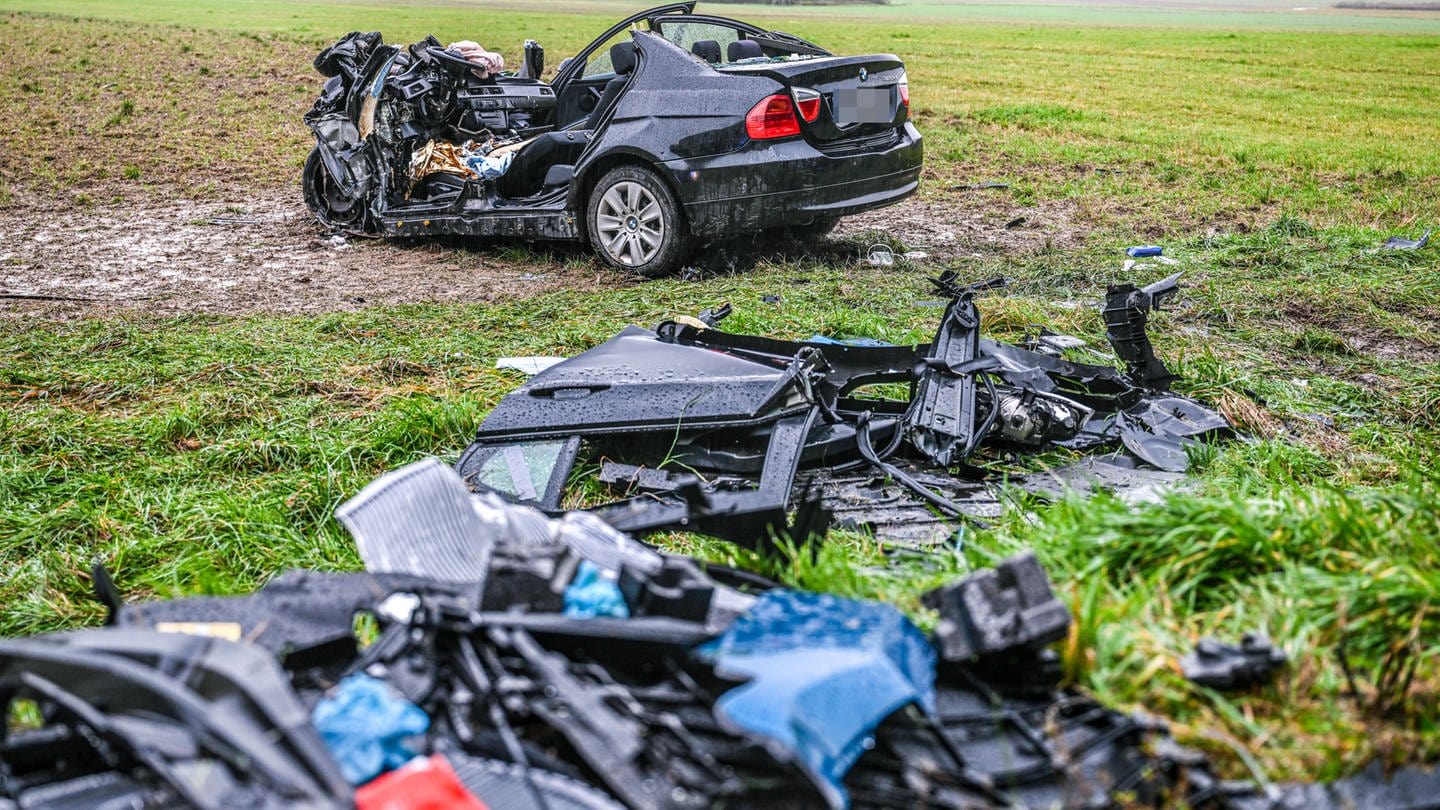 Bei einem Unfall bei Königsbronn-Zang (Kreis Heidenheim) wurden zwei Menschen schwer verletzt.