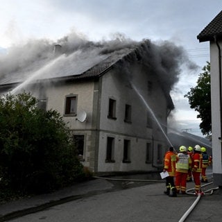 Brand in Amstetten im Alb-Donau-Kreis: Damit die Feuerwehrleute die Flammen im Gebäude löschen konnten, mussten sie Scheiben einwerfen. Nach den Löscharbeiten wurde im Gebäude ein Toter entdeckt. 