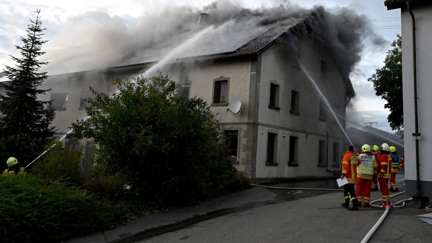 Brand in Amstetten im Alb-Donau-Kreis: Damit die Feuerwehrleute die Flammen im Gebäude löschen konnten, mussten sie Scheiben einwerfen. Nach den Löscharbeiten wurde im Gebäude ein Toter entdeckt.