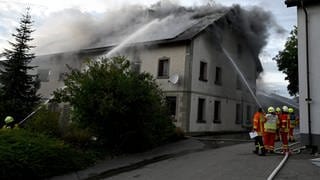 Brand in Amstetten im Alb-Donau-Kreis: Damit die Feuerwehrleute die Flammen im Gebäude löschen konnten, mussten sie Scheiben einwerfen. Nach den Löscharbeiten wurde im Gebäude ein Toter entdeckt. 