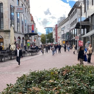 In Ulm gilt ab 15. Oktober zeitweise eine Waffen- und Messerverbotszone. Auch in der Fußgängerzone, der Hirschstrasse. 