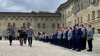 Generalleutnant Alexander Sollfrank schreitet gemeinsam mit NATO-Oberbefehlshaber in Europa, US-General Christopher Cavoli sowie Generalinspekteur der Bundeswehr, Carsten Breuer die Linie der angetretenen Soldatinnen und Soldaten in der Ulmer Wilhelmsburg ab.