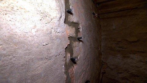 Ein Riss im Mauerwerk der Giengener Stadtkirche. Die Schäden müssen repariert werden, sonst droht die Kirche instabil zu werden. 