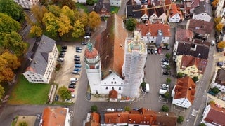 Die Giengener Stadtkirche von oben. Um den Glockenturm ist ein Gerüst, den der Glockenstuhl im Inneren muss angehoben werden.