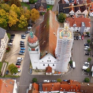 Die Giengener Stadtkirche von oben. Um den Glockenturm ist ein Gerüst, den der Glockenstuhl im Inneren muss angehoben werden.