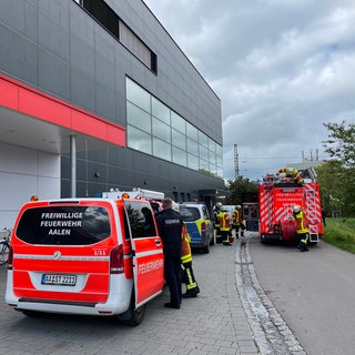 Rettungskräfte vor einem Supermarkt in Aalen