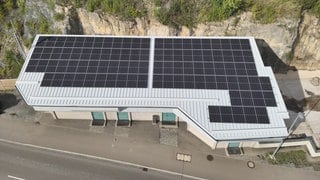 Die Photovoltaikanlage mit 96 Modulen ist auf dem Gerätehaus des B28-Tunnels angebracht. Die Anlage soll den Tunnel in Zukunft mit Strom versorgen.