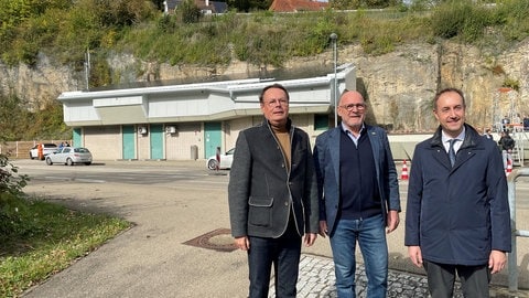 Am Tunnel der B28 in Blaubeuren (Alb-Donau-Kreis) ist am Freitag ein Photovoltaikanlage eingeweiht worden, die den Tunnel mit Strom versorgt. Mit vor Ort (v.l.n.r.): Regierungspräsident Klaus Tappeser der baden-württembergische Umweltminister Winfried Hermann (Grüne) und der stellvertretende Landrat des Alb-Donau-Kreises, Markus Möller.