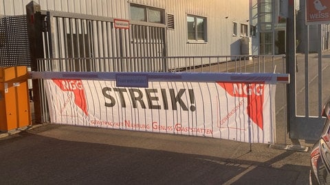 Das Werkstor bei der Lebkuchenfabrik Weiss in Neu-Ulm ist geschlossen: Hier hat die Gewerkschaft Nahung-Genuss-Gaststätten (NGG) für Montagfrüh eine Protestkundgebung angekündigt (Archivbild).