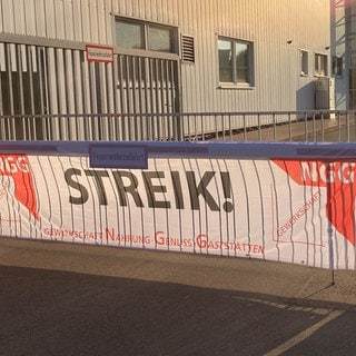 Das Werkstor bei der Lebkuchenfabrik Weiss in Neu-Ulm ist geschlossen: Hier hat die Gewerkschaft Nahung-Genuss-Gaststätten (NGG) für Montagfrüh eine Protestkundgebung angekündigt (Archivbild).